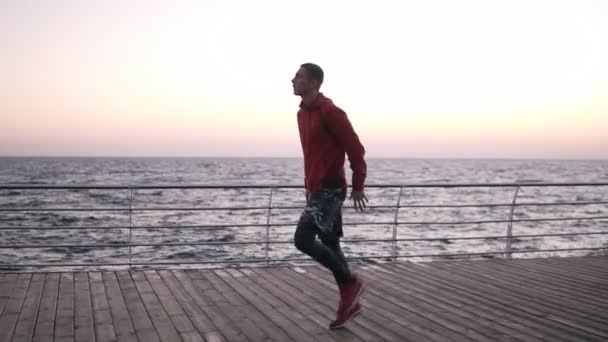 Ganzkörperansicht Eines Konzentrierten Und Motivierten Sportlers Der Sich Meer Aufwärmt — Stockvideo
