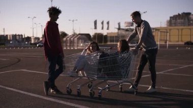 Cart.s alışveriş ile oynayan çok ırklı genç insanlar. Onların kız ile alışveriş corts yakın duran erkek arkadaşlar. Genç adam bir şey başkalarına açıklamak. Bölge otopark üzerinde açık havada