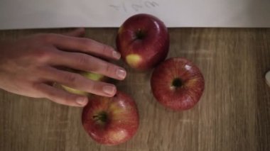 İnsanlar farklı ırkların eller alır güzel elmalardan ahşap masa kapat