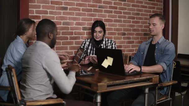 Diversos Millennials Usando Laptops Smartphones Sentados Local Trabalho Jovens Multi — Vídeo de Stock