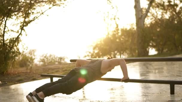 Spor Fitness Genç Kaslı Adam Sokakta Bir Egzersiz Sırasında Çalışma — Stok video
