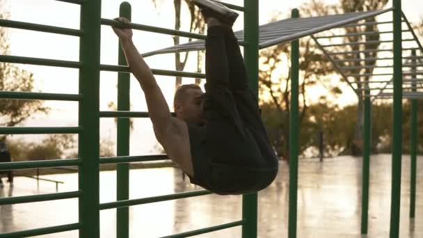 Kraftvolles Workout Auf Waagerechten Barren Freien Junger Mann Trainiert Abnominale — Stockvideo