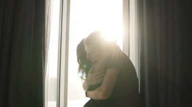 Mutlu zaman birlikte. Yakınlık sevgi duygu öpücük sarılarak. Güzel genç yetişkin beyaz kadın ve adam önünde duran objektif penceresinde fişekleri, şakacı sarılma. Günaydın