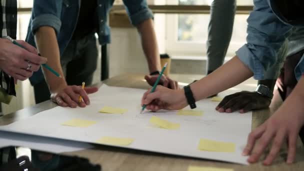 Il brainstorming del team di lavoro. Pianificazione passi con adesivi gialli che puntano sul tavolo, scrivere note. Piano di marketing di ricerca. Ufficio bianco. Chiudi le mani — Video Stock
