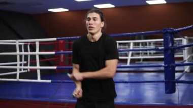 Çalışkan beyaz athlet boks spor salonunda çalışma dışarı. Siyah T-shirt bir atlama ip atlama. Spor, boks, sert kavram çalışan. Ağır çekim