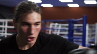 Armut boks tespit kick boks isabetlerin görüntüleri kapatın. Kızgın bir boksör siyah eldiven bir yumruk boks çantaya koyar. Spor olarak çalışma. Ağır çekim