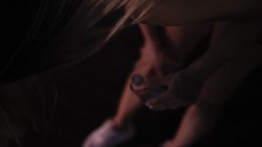 Genç seksi blondy kadın bacaklarını üzerinde yağ uygulayın. Sportif kadın eğitimi, twerk ya da Go-dans dans dans stüdyosunda. Görünümü kapatın