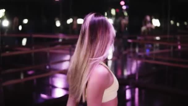 Όμορφη, σέξι κορίτσι χορό twerk στο στούντιο στα πολύχρωμα σορτς και σουτιέν. Σαγηνευτικό χορό στο είδωλο, σκοτεινό στούντιο χορού. Αργή κίνηση — Αρχείο Βίντεο