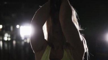 Ganimet dansçı, seksi blondy ayakta için soffits geri ve seductively kameraya bak. Erkek çekici beden ile poposunu sallıyor. Ağır çekim