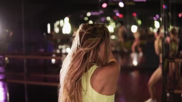 Langhaarige Mädchen schüttelt ihren Arsch tanzen twerk im Studio. sexy Blondine schüttelt Beute tanzen twerk in kurzen Hosen. Reflexion im Spiegelstudio. Zeitlupe. verführerisch in die Kamera gucken — Stockvideo