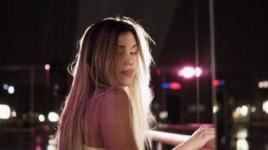 Seksi kız güzel vücut twerk karanlık stüdyoda dans ile. Kız onu popo hamle kol demiri holding ayakta. Sarışın kız cesedi kapalı taşır. Erkek twerk kısa şortla dans ediyor