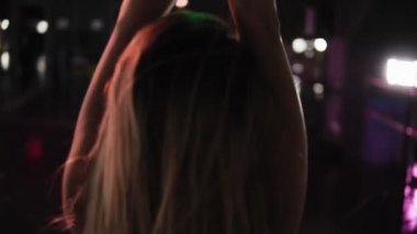 Twerk dansçı bir genç kızdır. Bir ince kız bir dans yapar. Soffits. Ağır çekim, sexydance, kız renk şort giyiyor. Performans. Uzun saçlı Kafkas kadın