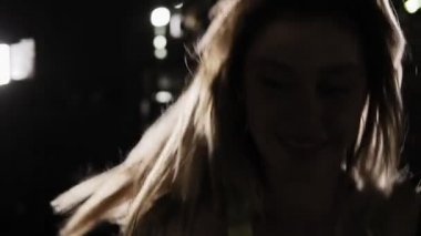 Twerk renkli şort ve sutyen stüdyoda dans çekici, gülümseyen kız. Baştan çıkarıcı dans dans Studio yansıtılmış, karanlık. Ağır çekim. Yakın çekim