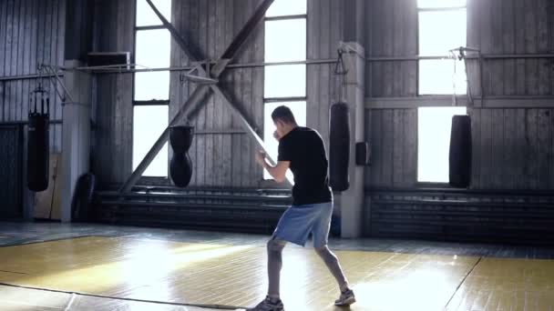 Comprimento total de um boxeador masculino ativamente treina socos enquanto caminha e se move durante. Shadowboxing no ginásio de estilo antigo. Um pugilista confiante a treinar. Movimento lento — Vídeo de Stock
