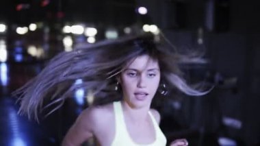 Güleryüzlü, şehvetli kız ayna stüdyo dans eğleniyor. Dans, hareket, twerking kız. Uzun saçlı twerk dansçı. Ağır çekim