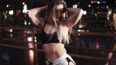 Genç, sarışın kızın ayna Studio şehvetli, seksi dancings. Ağır çekim bir kızın aynada yansıması ile kıçını sallayarak twerk, dans hamle. Önden Görünüm