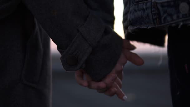 Amor juvenil. Hermosa pareja divirtiéndose juntos en el techo del edificio alto. Correr, bailar y abrazarse. Hermosa vista del horizonte con un atardecer en el fondo — Vídeo de stock