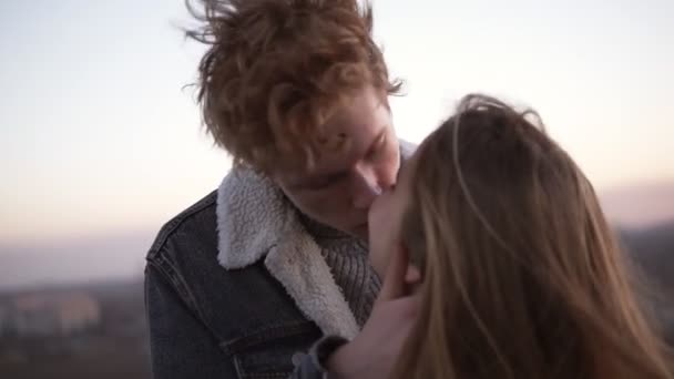 Jeune couple embrassant sur fond de paysage urbain ciel, amour de la jeunesse, ensemble. Date romantique sur le toit élevé — Video