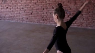 Eğitim Studio pembe bir kurdele ile ritmik jimnastik hamle pratik anupakkihal, küçük kız. Arka yüzü görüntüleri