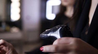Airbrush ile bej bir toner Dolum ve başlangıç makyaj ana modeller elmacık kemiği üzerinde uygula. Profesyonel stidio kadar olun. Görüntüleri kapat