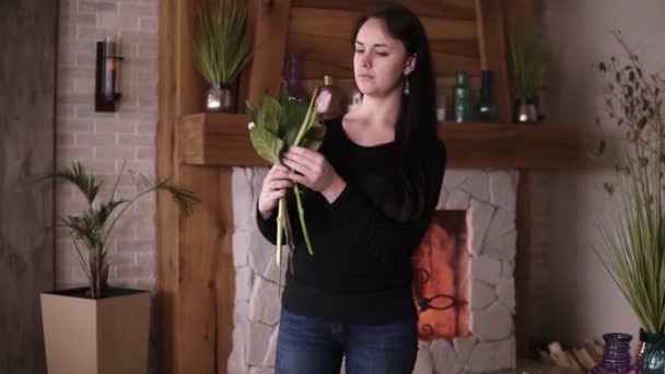 Fleuriste femme brune créant un beau bouquet en studio de fleurs ou à la maison. Propriétaire dans un studio de design floral, faire des décorations et des arrangements pour le futur bouquet — Video