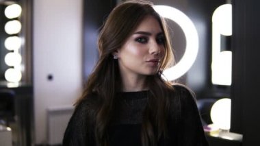 Mükemmel, bitmiş makyaj kamera içine bakarak genç bir bayan Portresi. Pürüzsüz tenli ve moda makyajyüzü ile kadın onun tarzı zevk kameraya poz. Yeşil gözlü portre güzel kadın