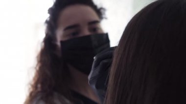 Siyah maskeli güzellik, pamuklu bez kadın kaşları ile ovuşturuyor, stil formu. Kaşlarını düzelt. Modern kozmetoloji. Yavaş çekim