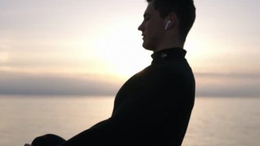 Yakın erkek koşucular bacaklar atlet germe, erken sabah koşu egzersiz için hazırlanıyor ısınmak, gündoğumu fitness yaşam tarzı sakin sahil üzerinde egzersiz. Yan görünüm