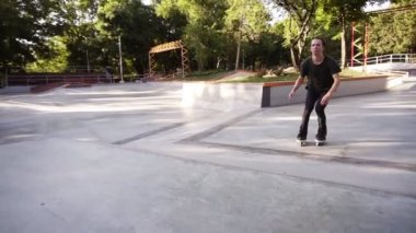 Parapet kenarında mans silindirlerin yakın çekim. Genç patenler üzerinde dublörler performans. Spor ve eğlence konsepti