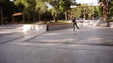 Parapet kenarında mans silindirlerin yakın çekim. Genç silindir roller paten, slaytlar üzerinde stunts performans ve üst dondurma. Spor ve eğlence konsepti. Yavaş çekim