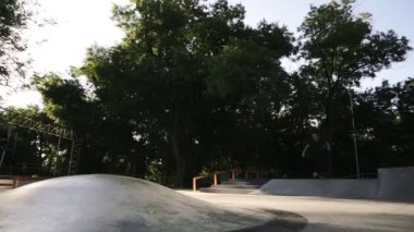 Parkta patenci binmek. Çizgi içi sert kabuk botbıçakları içinde boy bacaklar. Numara lar yapıyorum. Boş zamanlarını paten parkında geçiren genç adam