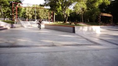 Parapet kenarında mans silindirlerin yakın çekim. Genç silindir roller paten, slaytlar üzerinde stunts performans ve üst dondurma. Spor ve eğlence konsepti