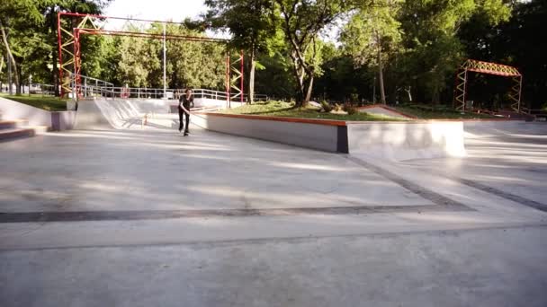 Primer plano de los rodillos mans en el borde del parapeto. Joven rodillo realizando acrobacias en patines, toboganes y congelar en la parte superior. Concepto de deporte y ocio — Vídeo de stock