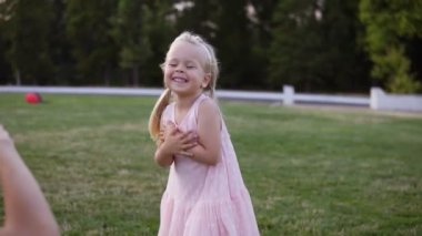 Omuz Görüntüleri - anne ve küçük kızı birlikte oynarken, üfleme ve sabun kabarcıkları yakalamak bebek. Annem ve sarışın çocuğu Green Park'ta birlikte. Aile, Anneler Günü Joy