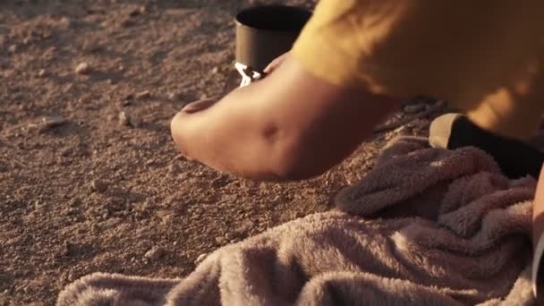 Camping femme seule installer la cuisinière à gaz à l'extérieur tente aventure fille seule dans la nature sauvage détente en vacances. Gros plan — Video