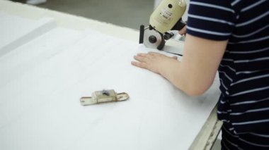 Beyaz malzemelerle çalışan terzilerin el yapımı moda tasarımcıları mükemmel bir parça kesmek için özel kesme aleti olarak kullanırlar. Terzi ve terzi.