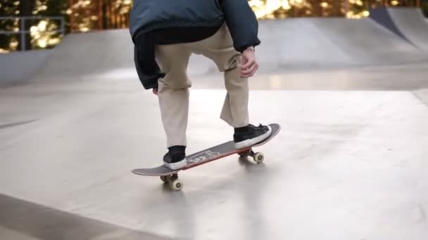 Το σκέιτμπορντ απέτυχε. Skateboarder κατά τη διάρκεια flip, στρίψτε τέχνασμα πτώση κάτω, χάνοντας skateboard του, ενώ η κατάρτιση στο πάρκο skate. Αργή κίνηση — Αρχείο Βίντεο