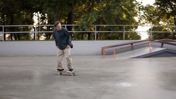 Skateboarder Skateboarding und Jumping Ollie Tricks auf Skatepark. Extreme Nahaufnahme von Skateboarderbeinen und Turnschuhen beim Springen mit dem Skateboard im Freien. Zeitlupe — Stockvideo