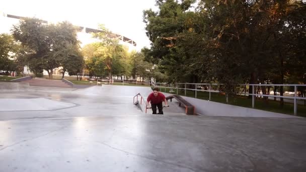 Açık havada kaykay parkında Bmx motorlu bir erkek rampadan havaya zıplıyor. Genç adam boş spor parkında tek başına at sürüyor. Kapat. — Stok video