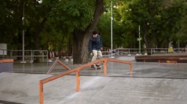 Paten parkında pratik yapan kaykaycı, rampadan numaralar yapan ve ata binen. Kuruluyla numaralar yapan aktif bir adam. Yavaş çekim