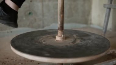 Dönen çömlek çarkı kapanıyor. Çömlekçilik atölyesinde çalışan çömlekçi. Çömlek ustası sınıfında vazo üzerinde çalışan güzel bir genç kadın. Kapatın. Yavaş çekim