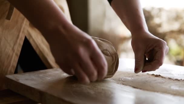 Unrecognizable woman cutting the clay before begin sculpting close-up in workshop. Making ceramic products. Artistic creative. Sculptor sculpts pots products. Master crock. Potters work close-up — Stock Video