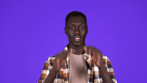 Plaisir Afro-Américain jouit d'un son fort parfait dans de nouveaux écouteurs, habillé en chemise à carreaux, a du temps libre, se divertit avec de la musique. Chante fort — Video