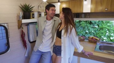 Şık, güzel bir çift kamyonette küçük bir mutfakta eğleniyor. Aile koca ve karısı romantik bir ruh hali içinde, Wheels House Tatilinde flört ediyorlar. Yavaş çekim