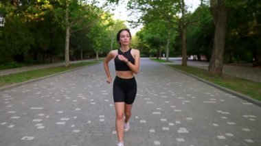 Şehirde yerel, yeşil bir park tarafından işletilen siyah beyaz rastalı Avrupalı kadın portresi. O, iyi sağlık için egzersiz yapıyor. Siyah bluz ve dar şort giyiyor. Yavaş çekim