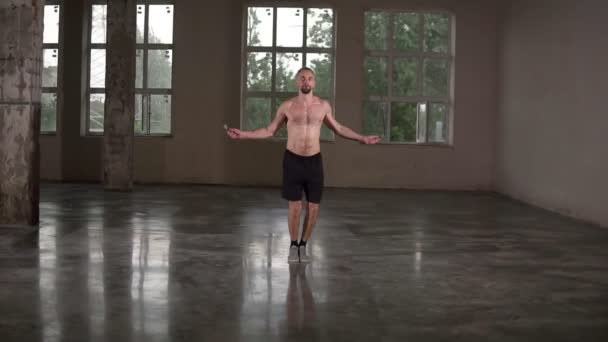 Fit shirtless sportovec je skákání se švihadlem v tělocvičně studio se zaměřením na kardio cvičení na sobě černé šortky. Cvičení, lidé a sportovní trénink koncept — Stock video