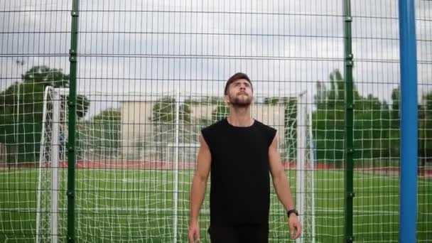 Evropský sportovec dělá široké ruce vytáhnout nahoru cvičení na příčném břevně v tělocvičně v parku — Stock video