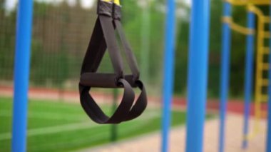 Kauçuk saplı akıllı saatli erkek elleri açık hava eğitimine hazır olsun.