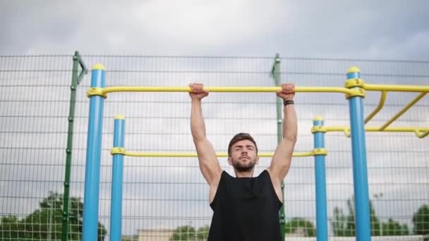 Ευρωπαίος αθλητής κάνει την άσκηση εκτίναξης pull σε μια εγκάρσια γραμμή στο γυμναστήριο στο πάρκο — Αρχείο Βίντεο