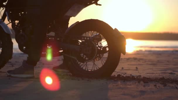 Spinte motociclista sul posto con la ruota posteriore, spruzzando terra sporca — Video Stock
